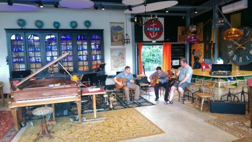 Trio Jazz Manouche Le Chinois