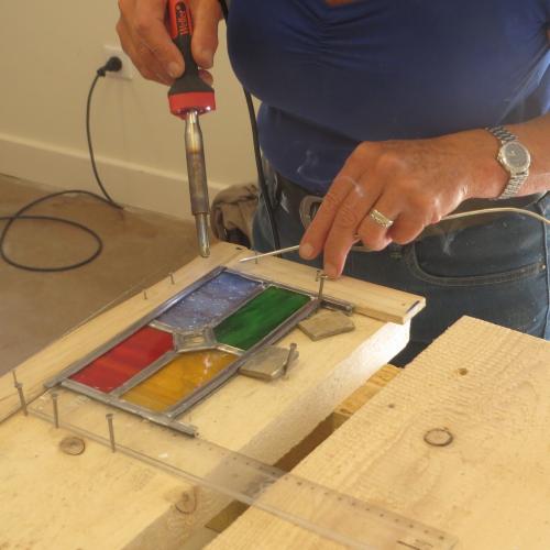 Atelier de fabrication d'un vitrail 