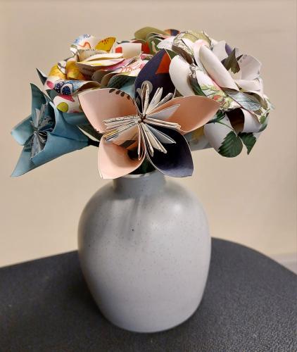 Création d'un bouquet de fleurs en papier recyclé