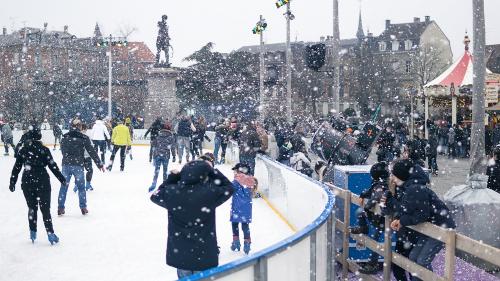 Tempête de neige sur la patinoire éphémère